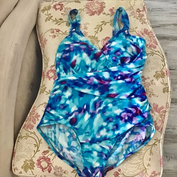 Maxime one piece multi color size 14 ruched in the middle blue, purple wine 🌺🌺 - Picture 7 of 9